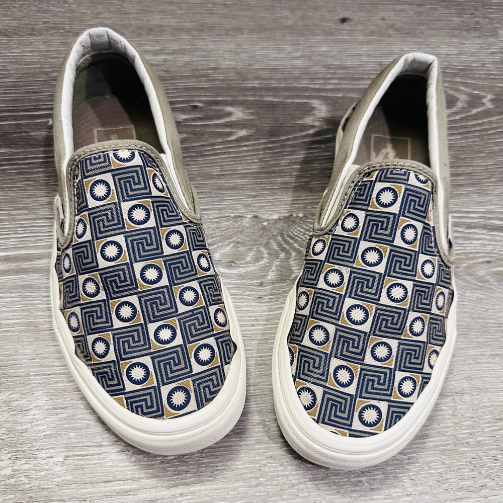 Vans classic slip on in geo trek olive color size 6 women’s